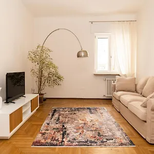 elegante-residenza-con-affaccio-su-porta-leoni.hotelinveneto.com/